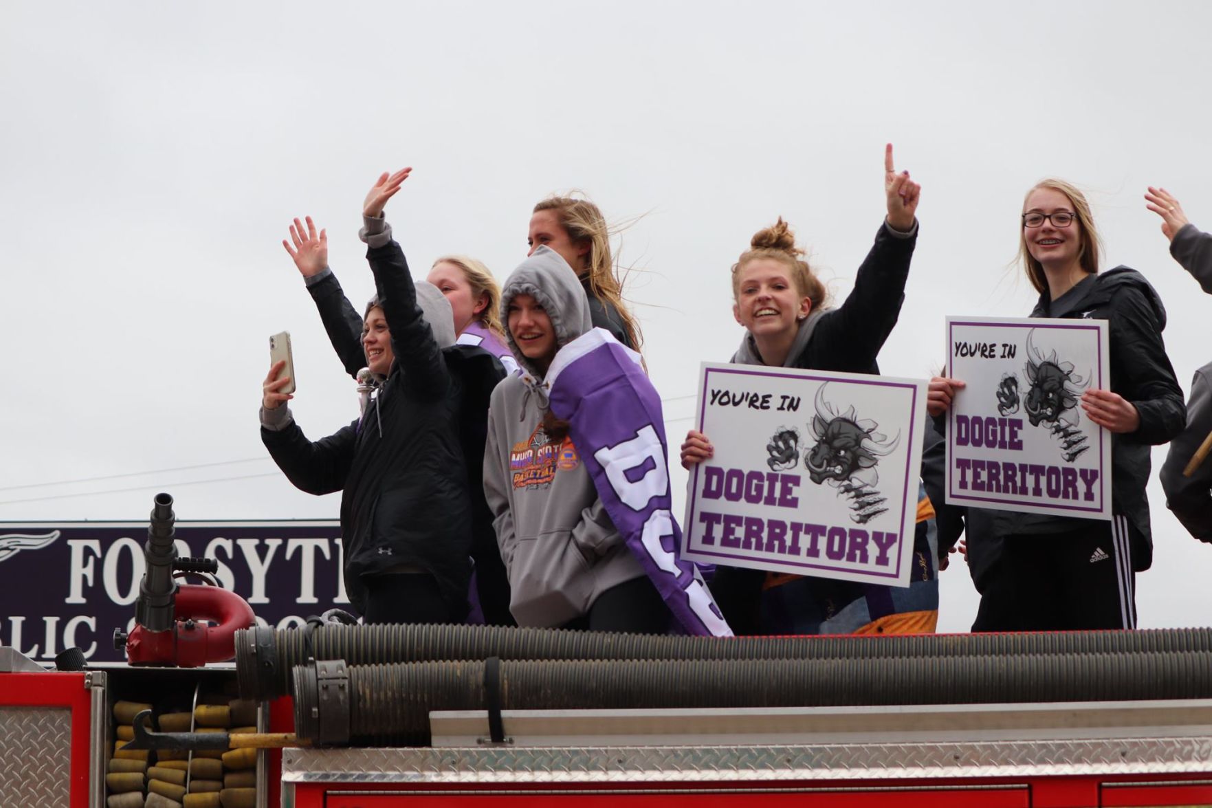 Forsyth girls basketball team waves